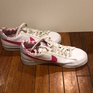Women’s Nike sneakers